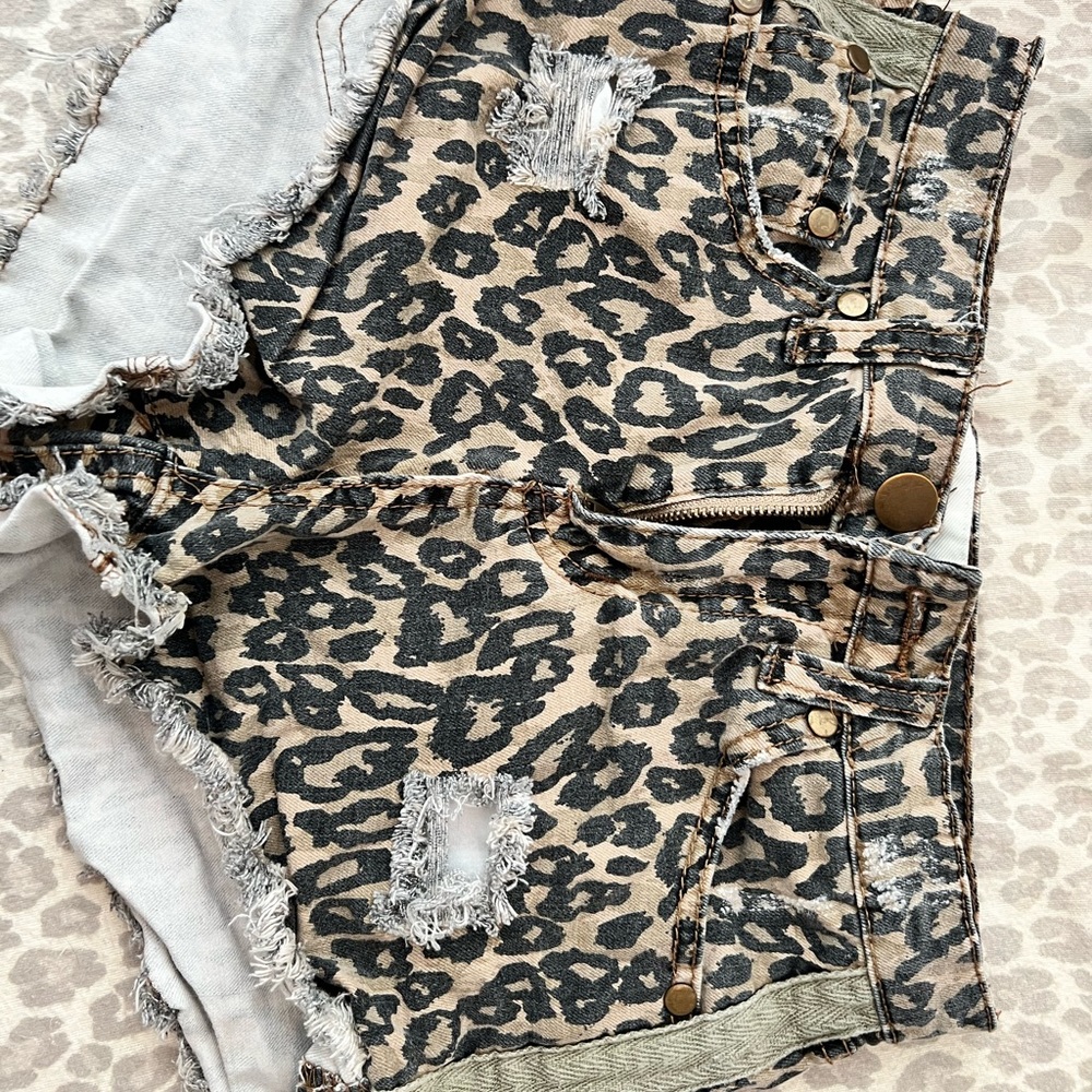 Leonard shorts with taupe ribbon stipe down the side - Picture 6 of 7